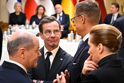 Sveriges statsminister Ulf Kristersson i samtal med Finlands president Alexander Stubb under toppmötet i Helsingfors. I förgrunden Tysklands förbundskansler Olaf Scholz och Danmarks statsminister Mette Frederiksen.