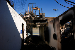 Nytagna bilder på de brandförstörda uinerna efter gymnasieskolan Palisades high school i Los Angeles.