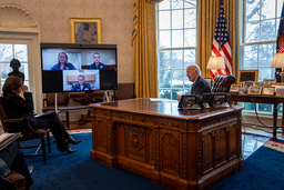 Los Angeles borgmästare Karen Blass (längst ned på tv-skärmen) informerar president Joe Biden (höger) och vice president Kamala Harris om utvecklingen i brandkatastrofen.