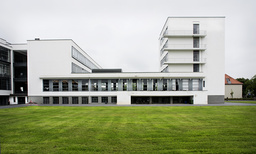 Bauhaus-skolan i Dessau, Tyskland, fyller hundra år i september. Arkivbild.