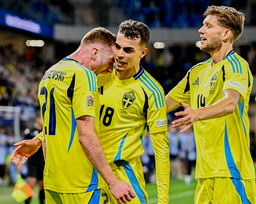 Dejan Kulusevski, Yasin Ayari och Anton Salétros firar 1–0-målet under Nations League-matchen mot Slovakien i höstas. Arkivbild.