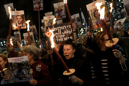 Släktingar och vänner till några av de som sitter gisslan i Gaza firar i Tel Aviv beskedet om ett avtal mellan Israel och Hamas.