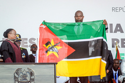 Moçambiques president Daniel Chaputo svärs in vid en ceremoni i huvudstaden Maputo.