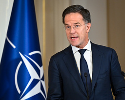 Natos generalsekreterare Mark Rutte meddelar att försvarsalliansen ska utreda havsrätten vid en pressträff i Helsingfors.