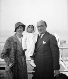 Arnold Schönberg med frun Gertrud och dottern Nuria Dorothea vid ankomsten till New York 1933. Arkivbild.