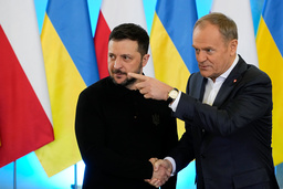 Ukrainas president Volodymyr Zelenskyj och Polens premiärminister Donald Tusk vid en pressträff i Warszawa på onsdagen.