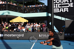 Baren vid bana 6 i Australian Open i Melbourne väcker blandade känslor. I andra omgången tvingades två spelare - på en bana intill – byta spelplan på grund av att brölet störde deras spel.