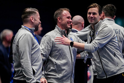 Sveriges nya förbundskapten Michael Apelgren, i mitten, fick en fin start på handbolls-VM i Oslo. Sverige körde över Japan i torsdagens premiär.