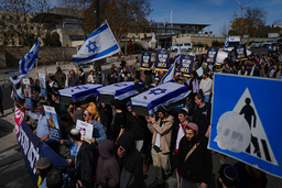 Aktivister i Jerusalem bär fram kistor draperade i israeliska flaggor på torsdagen. De motsätter sig en vapenvila med islamistiska Hamas och kistorna ska symbolisera priser som Israel kommer att få betala.