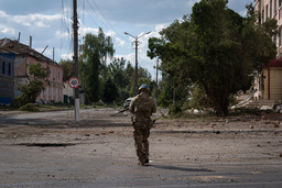 En ukrainsk soldat i den ockuperade ryska staden Sudzja i augusti. Bilden godkändes av Ukrainas militär före publicering.