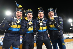 Viktor Brandt, Jesper Nelin, Martin Ponsiluoma och Sebastian Samuelsson med sina guldmedaljer efter segern i herrarnas stafett vid skidskytte-VM i Tjeckien.