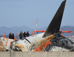 Utredare vid olycksplatsen på flygplatsen i Muan, Sydkorea den 31 december.