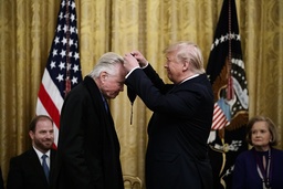 Hollywood-skådespelaren Jon Voight, trogen Trumpsupporter, var en av blott nio som fick National Medal of Arts när Donald Trump var president sist. Joe Biden har delat ut 52 medaljer.