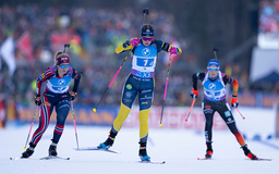 Elvira Öberg knep segern i masstarten i Ruhpolding. Arkivbild.