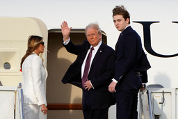 Tillträdande presidenten Donald Trump med fru Melania och son Barron klev på flyget mot Washington DC på lördagseftermiddagen.