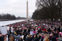 Människor demonstrerade mot Donald Trump i Washington på lördagen.