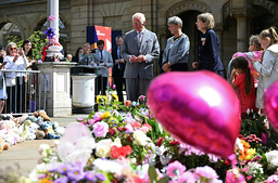 Ett blomsterhav växte fram i Southport för att hedra offren. Bild från den 20 augusti, då kung Charles besökte platsen.