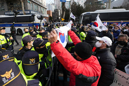 Sydkorea har kastats in i politiskt kaos med demonstrationer både till stöd för och i protest mot den nu häktade presidenten Yoon.