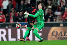 Barcelonaförsvararen Alejandro Balde kolliderade med sin målvakt Wojciech Szczesny i bortamötet med Benfica i Champions League, vilket gav portugiserna fri väg till 2–1-målet.