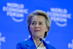 EU-kommissionens ordförande Ursula von der Leyen håller tal i Davos.