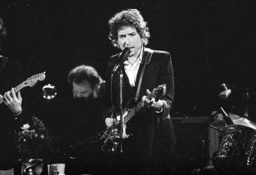 The Band samarbetade med Bob Dylan på såväl konsertturnéer som studioinspelningar. Bakom Dylan skymtar Garth Hudson. Bild från en spelning i Los Angeles 1974.