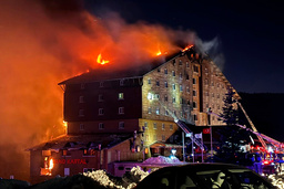 Brandkåren bekämpar lågorna i Kartalkaya.