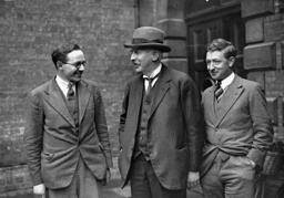 Vetenskapsmannen Ernest Rutherford i mitten, flankerad av kollegorna ETS Walton och FD Cockroft i Cambridge, England, 1932.