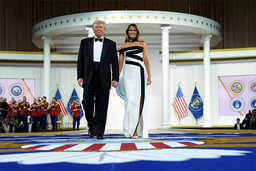 Donald Trump anländer till en bal tillsammans med sin fru Melania Trump.