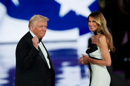 President Donald Trump och hans fru Melania Trump under en av måndagskvällens baler i Washington.