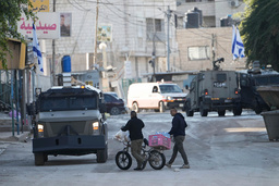 Israeliska militärfordon under räden i Jenin på tisdagen.