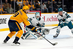 Nashvilles Forsberg försöker ta sig förbi San Joses Fabian Zetterlund (20).