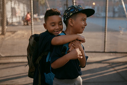 Migranter från Sydamerika vid en skola i New York. Femårige Damien Salinas, till höger i bild, kom till USA från Ecuador 2023. Personerna på bilden har ingen direkt koppling till texten.