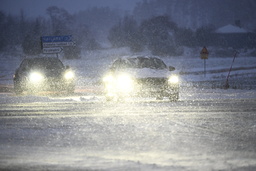 SMHI flaggar för trafikproblem när ett snöoväder drar in. Arkivbild.