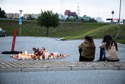 Blommor och ljus på platsen där tolvåriga Adriana sköts till döds i Norsborg den 2 augusti 2020. Arkivbild.