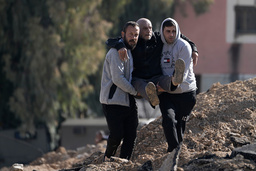 Två palestinier bär en äldre man i samband med evakueringar från Jenin på torsdagen.