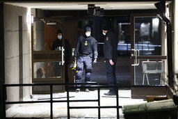 Polisens bombtekniker undersöker en port i ett flerfamiljshus i Farsta i södra Stockholm efter en explosion på torsdagskvällen. Två personer fick föras till sjukhus, en av dem för kontroll, efter detonationen.