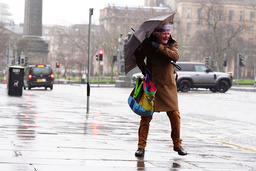 En man kämpar med regn, storm och sitt paraply i centrala Edinburgh.