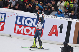 Kristoffer Jakobsen jublar efter sitt andra åk i Kitzbühel. Han åkte upp till en fjärde plats.