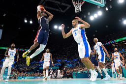 USA:s LeBron James (2,06 meter) gör två poäng mot Frankrike under OS i somras. Arkivbild.