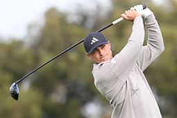 Ludvig Åberg slår ut på andra hålet i avslutningsrundan i PGA-tävlingen i San Diego i USA.