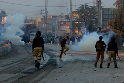 Tårgas i samband med att demonstranter i Peshawar i november 2024 krävde att en man anklagad för blasfemi lämnades över till folket.