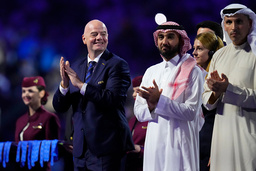 Fifas ordförande Gianni Infantino, till vänster, under medaljceremonin vid klubblags-VM i Saudiarabien. Arkivbild.