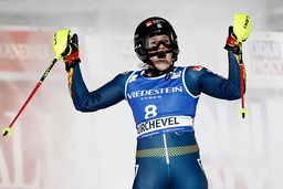 Sara Hector jublar, tvåa som hon kom i Courchevels slalom.