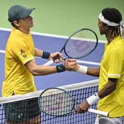 Alex de Minaur och Mikael Ymer tackar varandra för Davis Cup-matchen i Kungliga tennishallen.