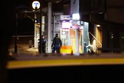 Stort polispådrag i Husby i norra Stockholm efter det att en person skjutits vid en kiosk på onsdagseftermiddagen.