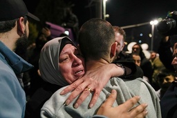 En palestinsk fånge som släpptes vid en utväxling med Israel på torsdagen.