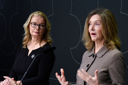 Skolminister Lotta Edholm (L) och den särskilda utredaren Marie-Hélène Ahnborg.