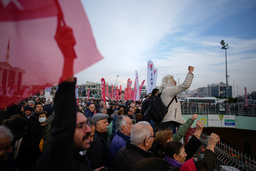 Anhängare till Istanbuls borgmästare Ekrem Imamoglu demonstrerar utanför en domstol där Imamoglu hörs på fredagen.