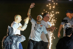 Hejdå Saudi, gokväll Brasilien! Den brasilianska stjärnan Neymar togs emot som en förlorad son av Santos FC på klubbens arena i Santos på fredagen. Han har skrivit kontrakt för fem månader.