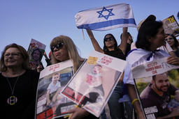 Tusentals personer följde direktsändningen av gisslans frisläppande på det så kallade Gisslantorget i Tel Aviv i Israel på lördagen.